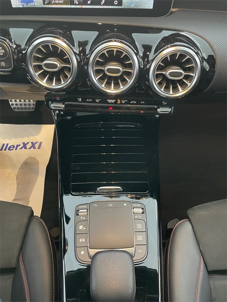 Foto 25 MERCEDES-BENZ CLA 200d AMG