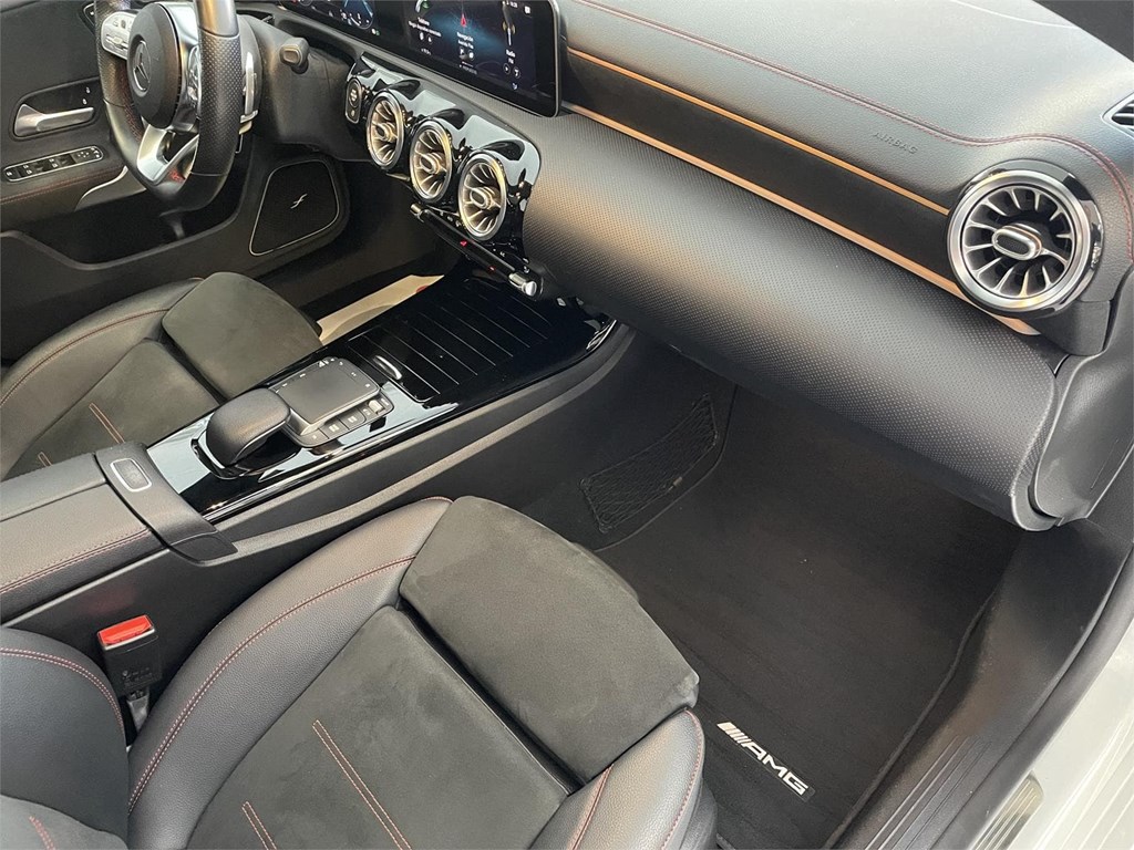 Foto 30 MERCEDES-BENZ CLA 200d AMG